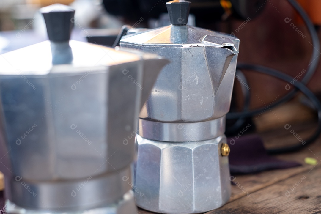 Pote de alumínio moka na velha mesa de madeira, comida de rua, vintage