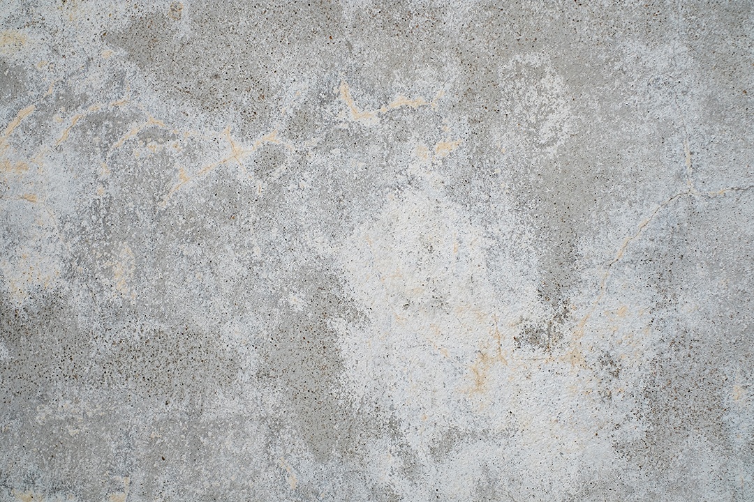 Velho muro de concreto em preto e branco, parede de cimento, parede quebrada, textura de fundo