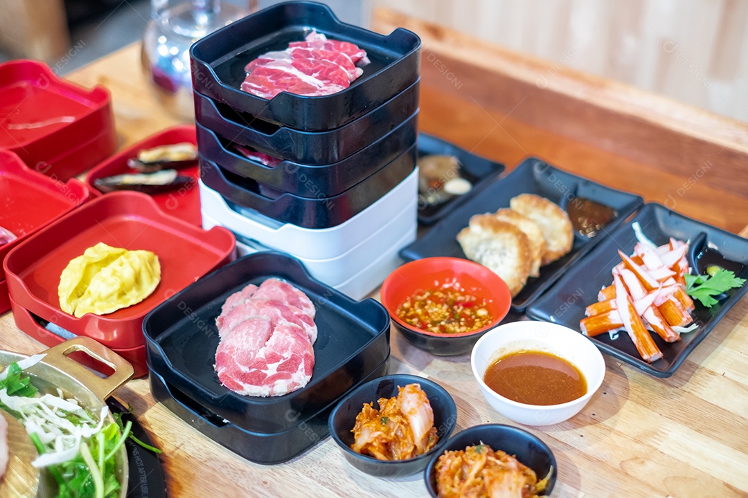 Preparação de churrasco picanha retalhada temperos sobre uma mesa de madeira