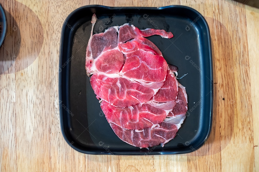 Carne retalhada sobre uma mesa de madeira churrasco