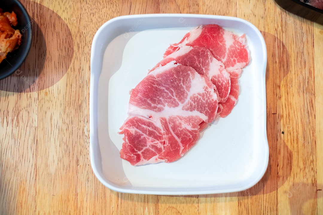 Carne retalhada sobre uma mesa de madeira churrasco