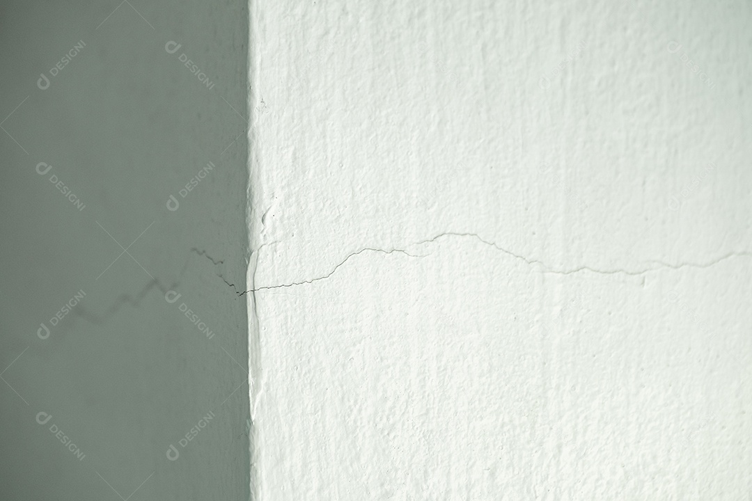 Parede quebrada do edifício de concreto rachado no canto externo que efetuou com terremoto e solo desmoronado, conceito do dia mundial do meio ambiente