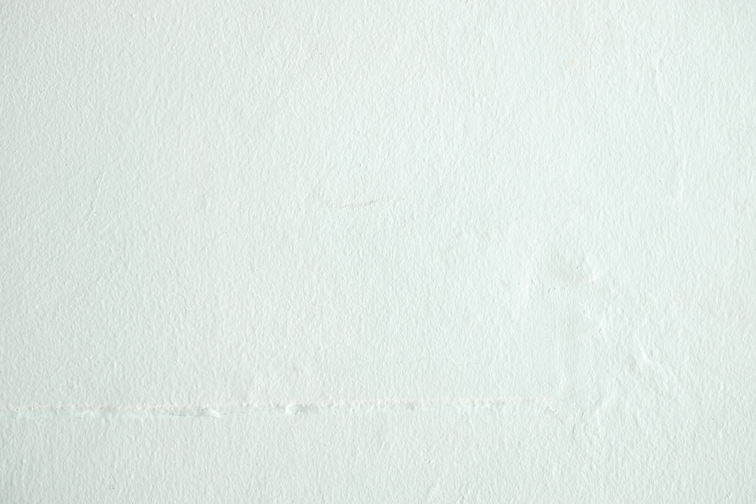 Fundo de textura de parede de estuque de relevo branco áspero. em branco para designer, parede leve, cimento branco