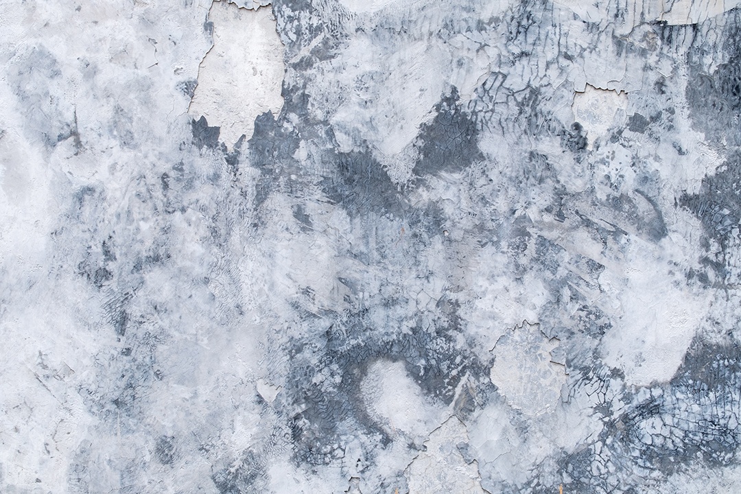 Parede quebrada de concreto rachado no canto externo que efetuou com terremoto e solo desmoronado, conceito do dia mundial do meio ambiente