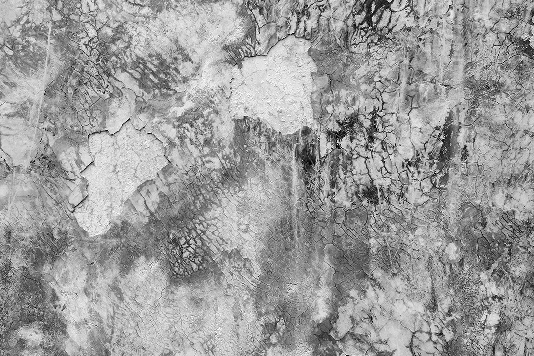 Parede quebrada de concreto rachado no canto externo que efetuou com terremoto e solo desmoronado, conceito do dia mundial do meio ambiente