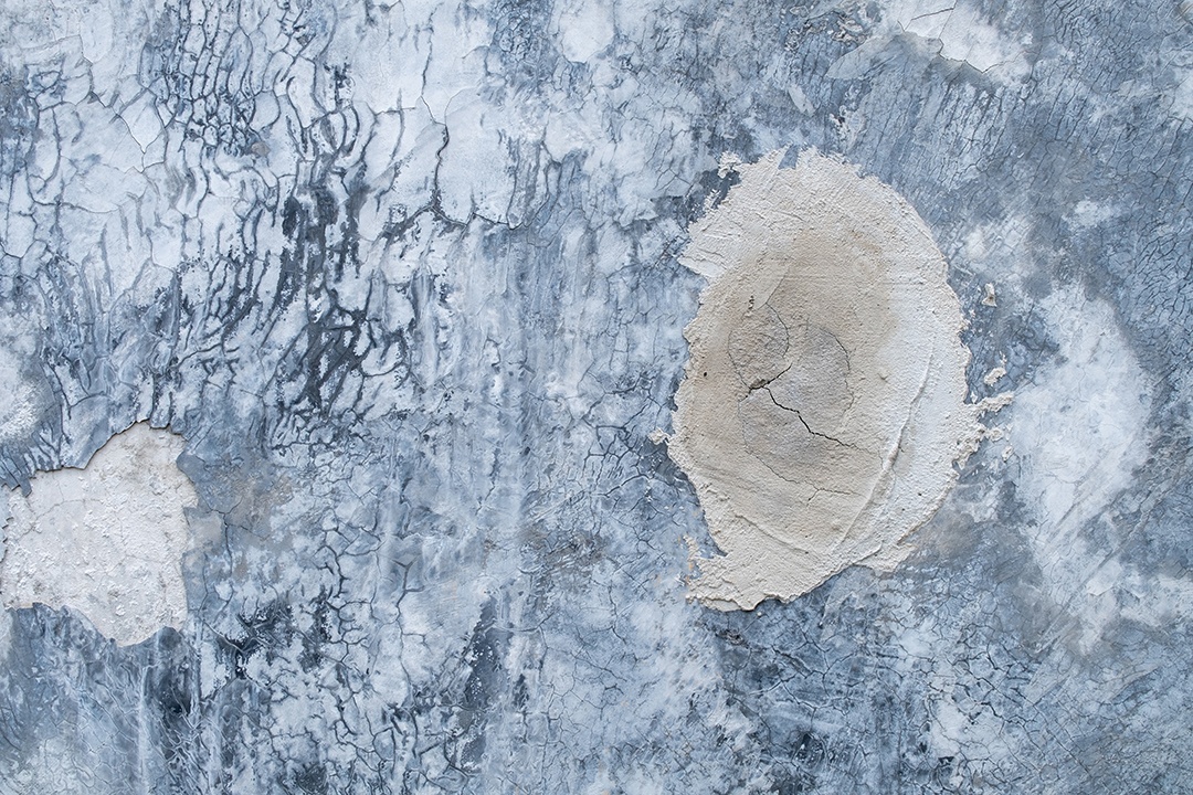 Parede quebrada de concreto rachado no canto externo que efetuou com terremoto e solo desmoronado, conceito do dia mundial do meio ambiente