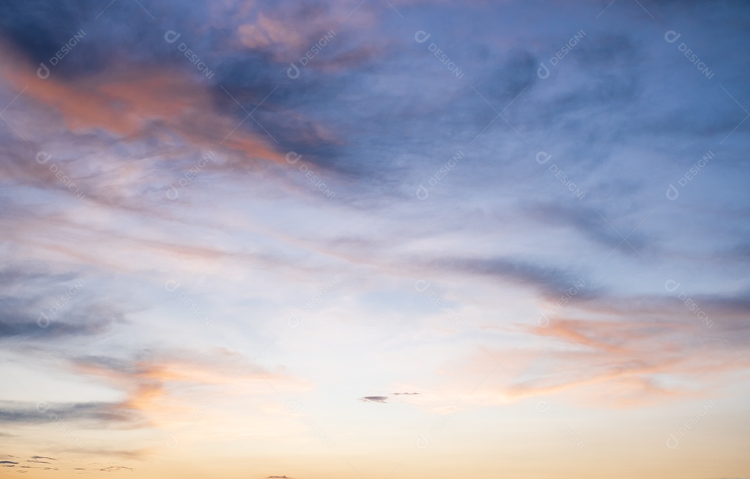 Lindas nuvens laranja e luz solar no céu azul, céu perfeito para o fundo, pegue a manhã na estação chuvosa, Crepúsculo