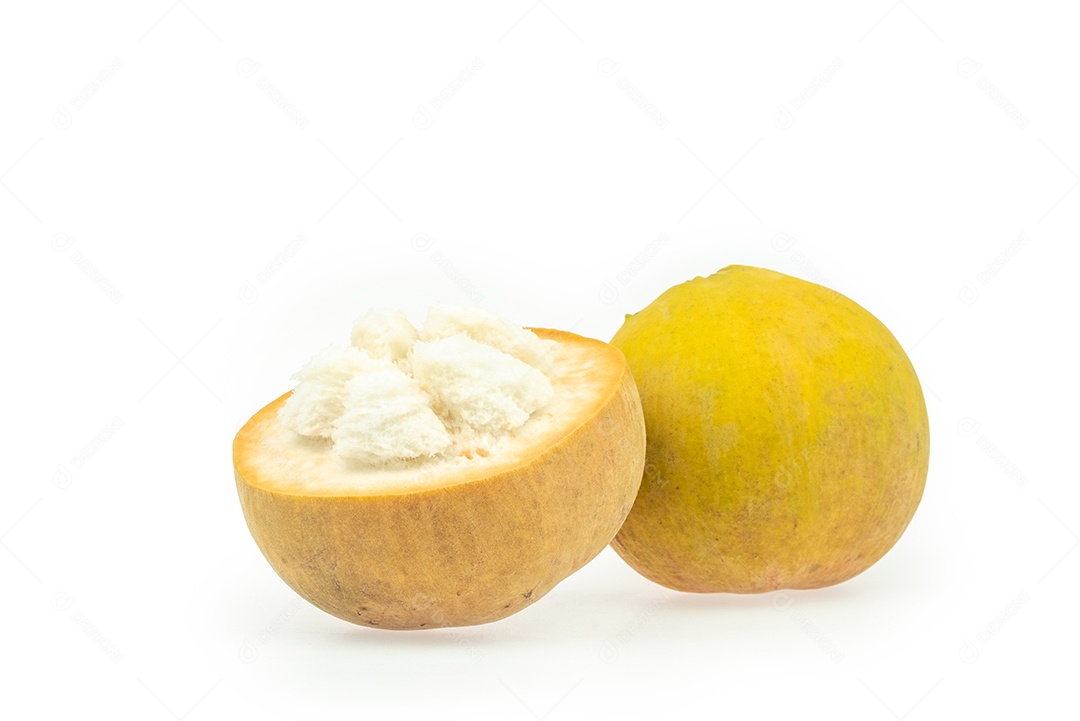 meia fruta santol com folha isolada no fundo branco