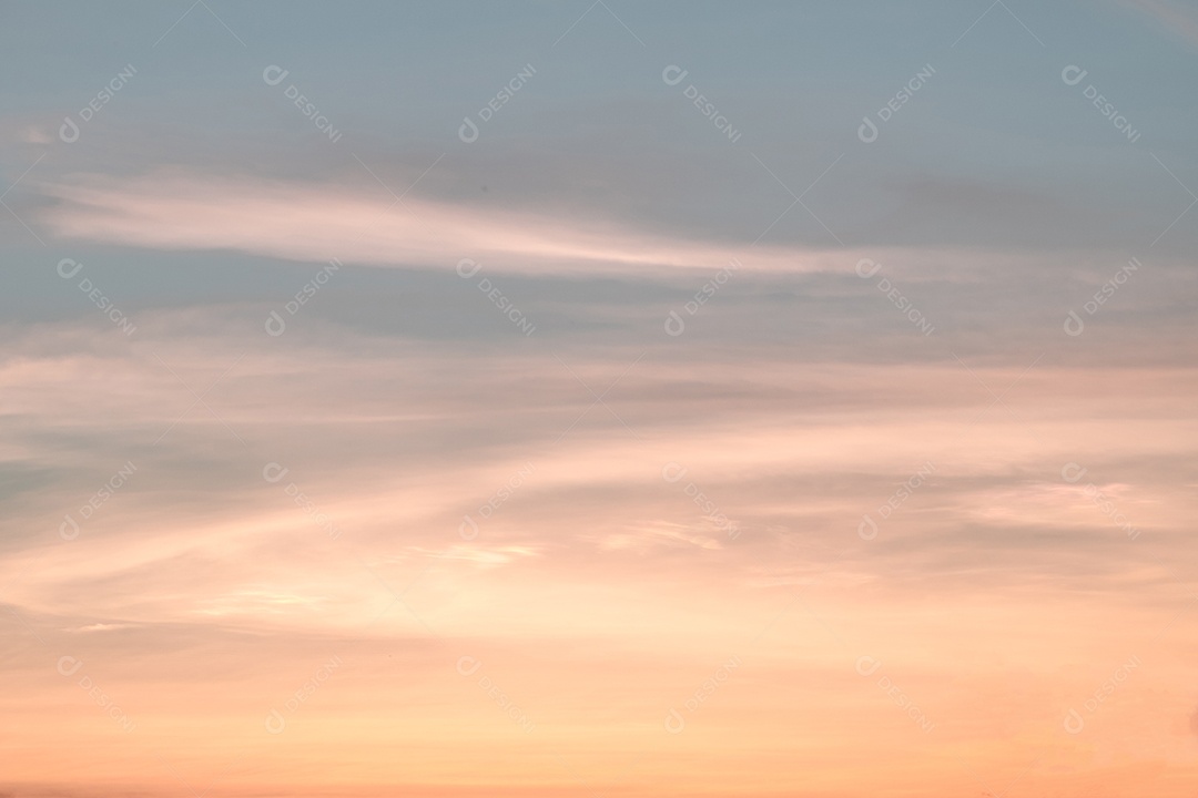 Lindas nuvens laranja e luz solar no céu azul, céu perfeito para o fundo, pegue a manhã na estação chuvosa, Crepúsculo