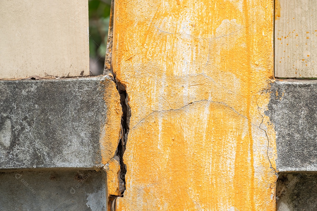 Parede quebrada do edifício de concreto rachado no canto externo que efetuou com terremoto e solo desmoronado, conceito do dia mundial do meio ambiente
