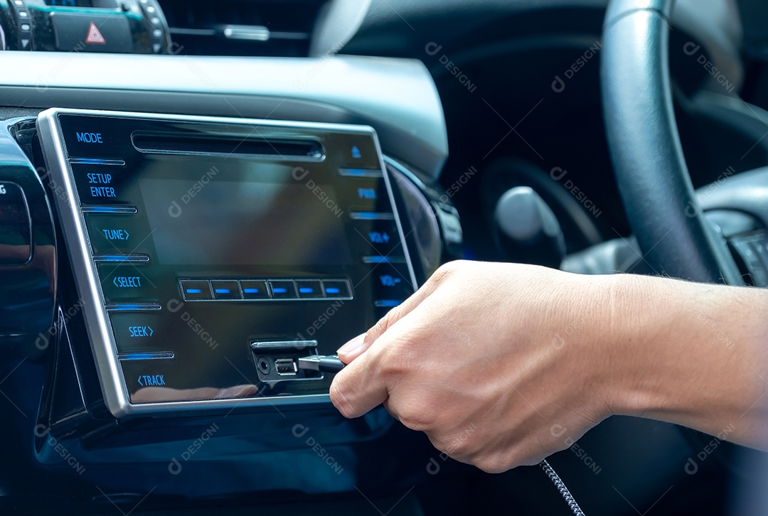 Mão segurando o cabo de conexão USB para conectar a porta usb no carro para recarregar ou conectar mídia, mapa, som, vídeo