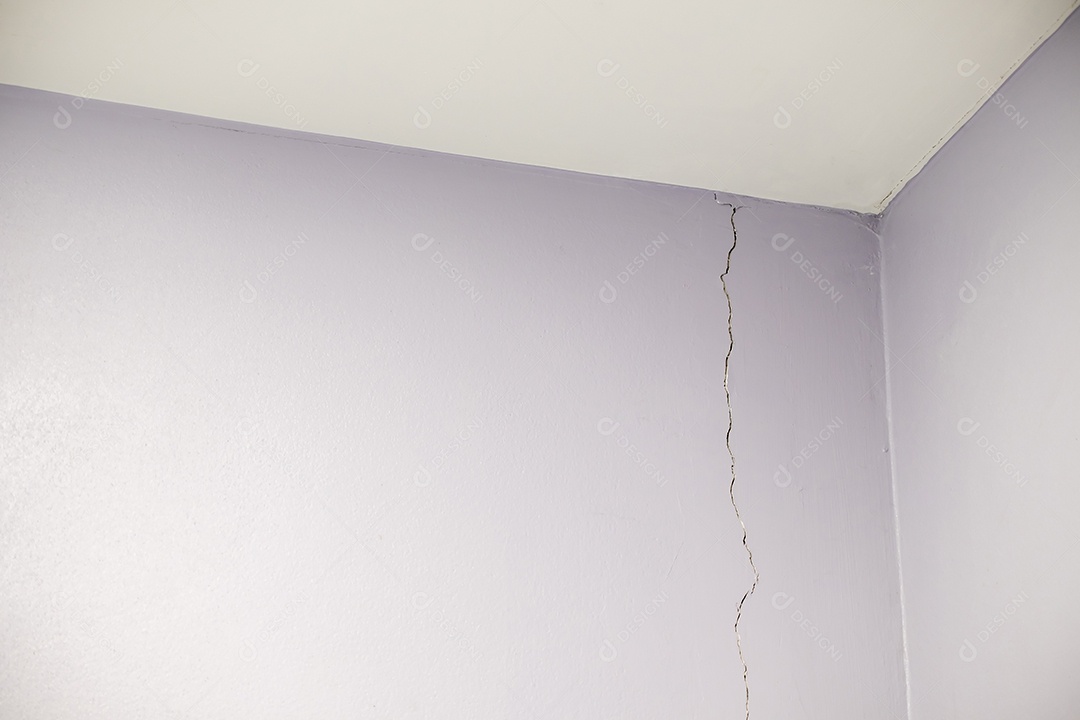 Parede quebrada da casa, parede quebrada do edifício de concreto rachado no canto interno do cimento que efetuou o terremoto