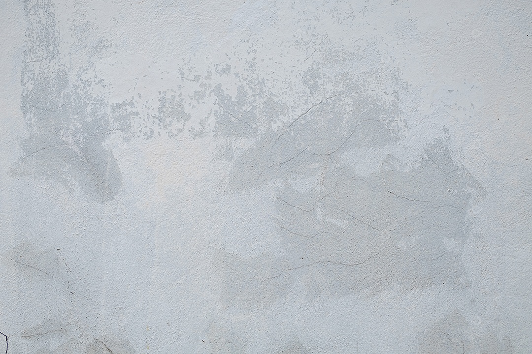 Velho muro de concreto em preto e branco, parede de cimento, parede quebrada, textura de fundo