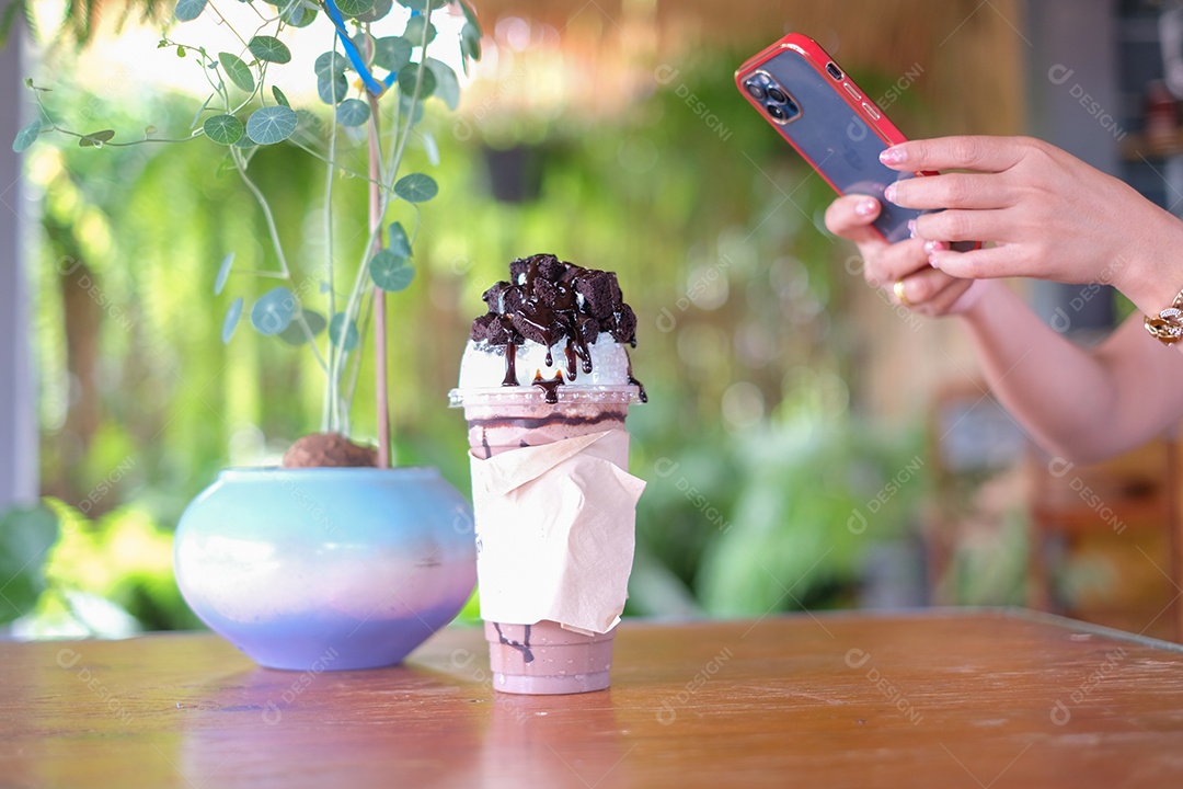 Mãos de pessoas segurando Milk Shake