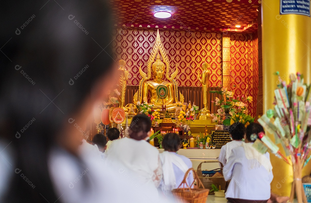 Pessoas reunida olhando estatua Buda Ecultura