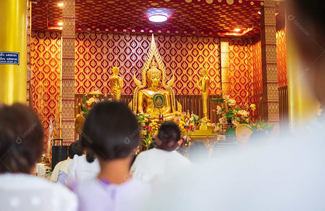 Pessoas reunida olhando estatua Buda Ecultura