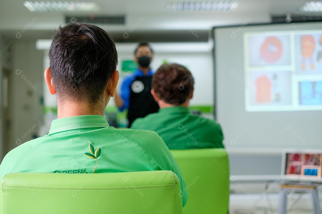 Pessoas reunidas pretando atenção ao professor faculdade