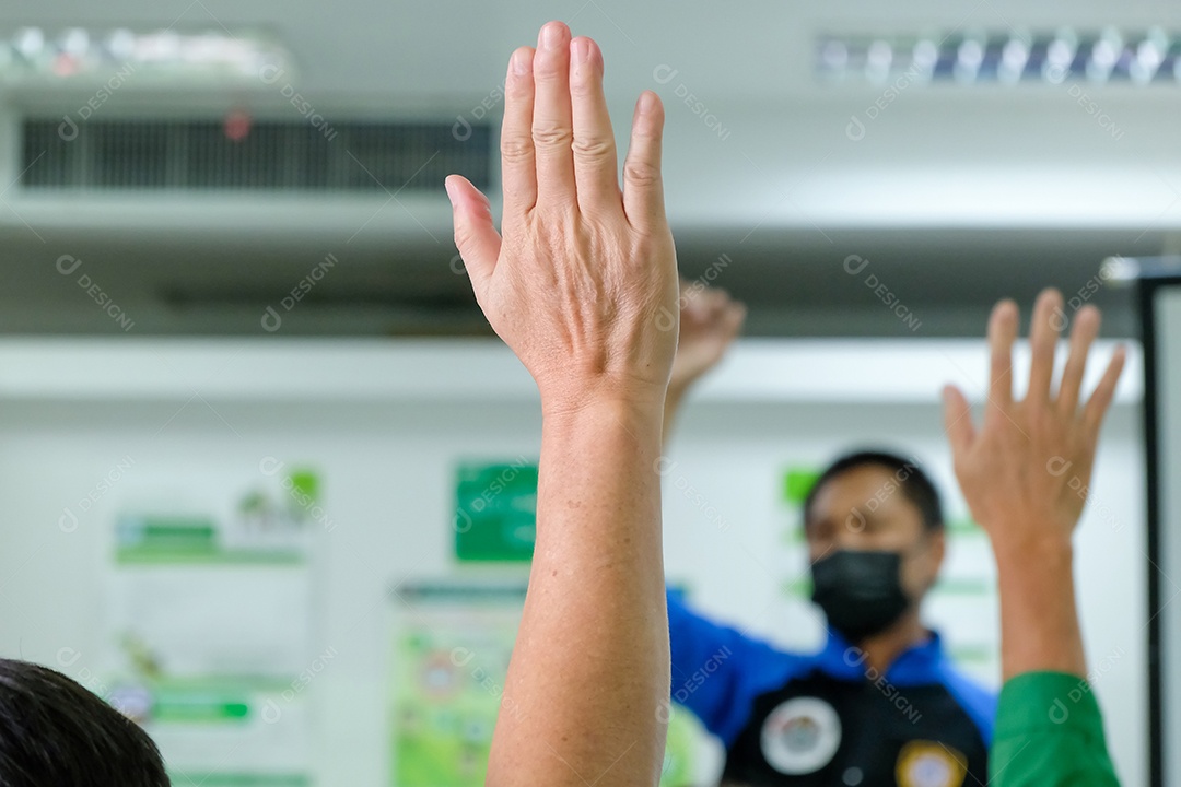 Homem levantando as mãos para fazer perguntas em uma reunião, conceito de trabalho em equipe, sala de reuniões