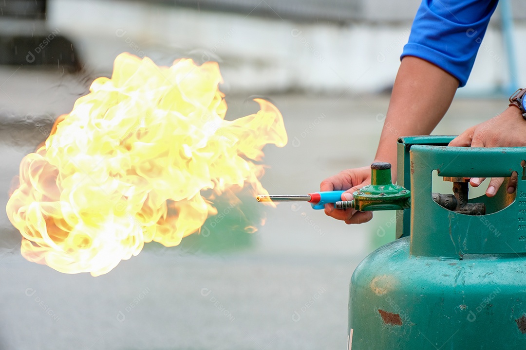 Profissionais segurando cilindros de gás e acendendo fogos para treinamento e proteção contra incêndio no local de trabalho