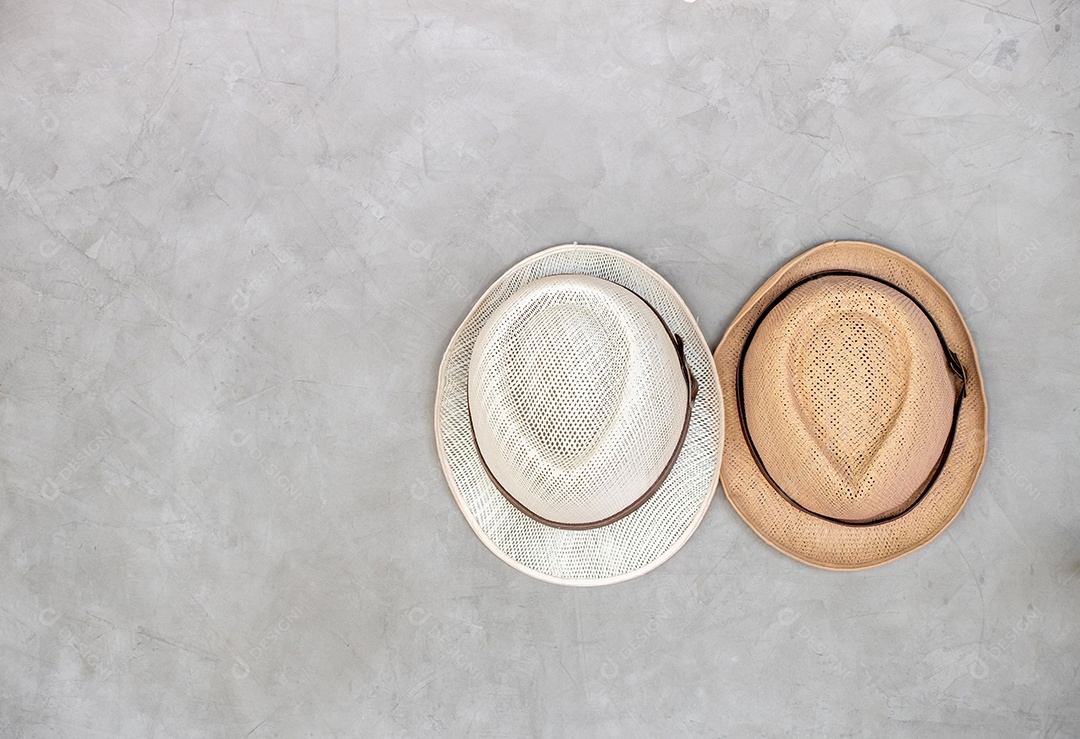 Vista de cima chapéus sobre uma mesa