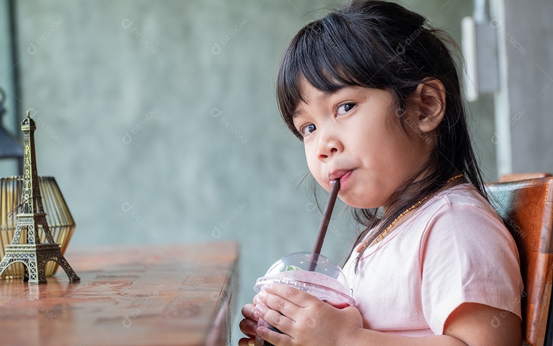 Linda criança tomando Milk Shake