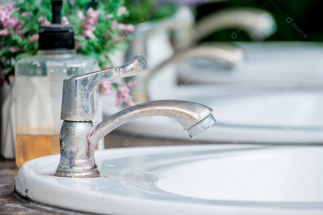 Torneira sobre banheiro pia