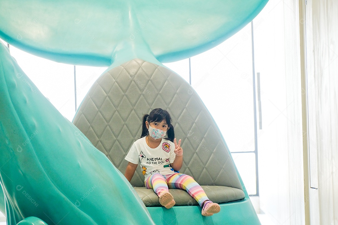 Linda criança tirando retrato usando mascara prevenção covid 19