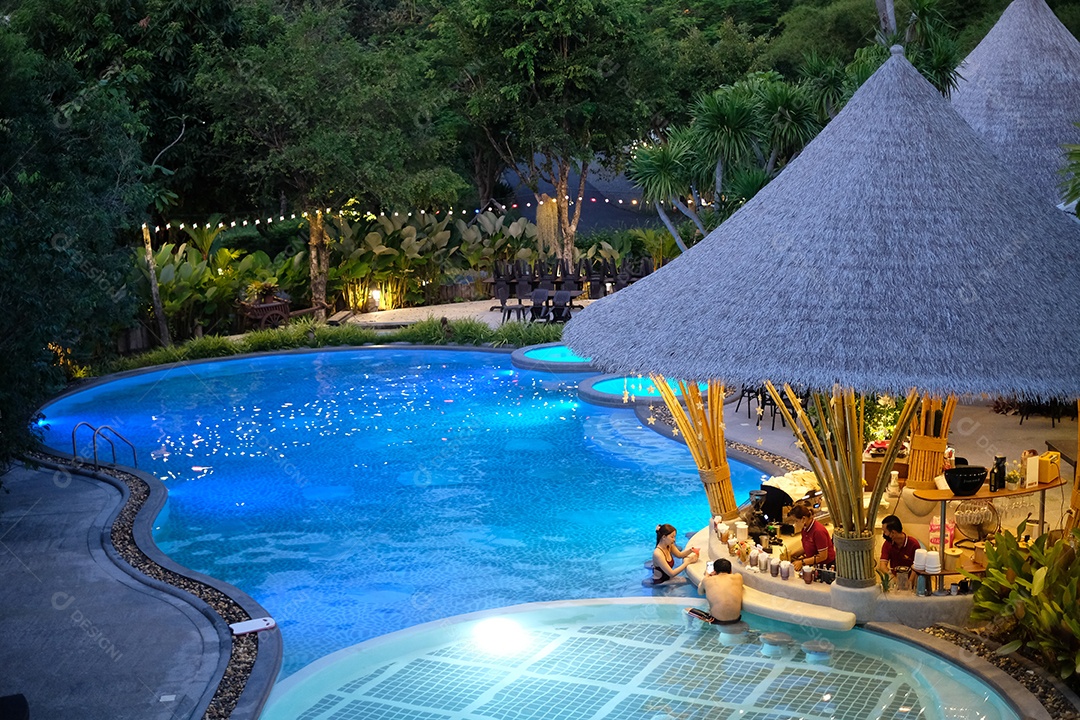 Hotel chique piscina sobre floresta