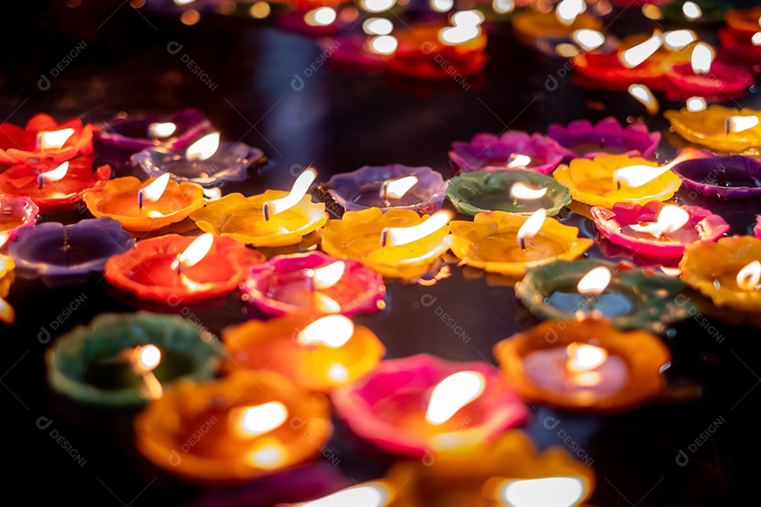 Acenda uma pequena vela multicolorida no templo para orar pelas bênçãos sagradas