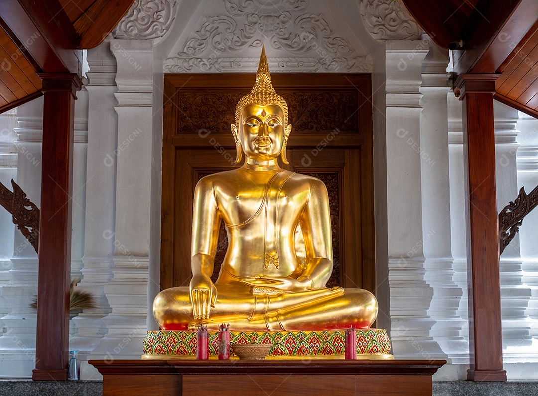 estátua de buda em pose de descanso calmo. Shakyamuni Buddha é um professor espiritual, uma das três religiões do mundo. Dado o nome de Siddhartha Gautama Siddhattha Gotama