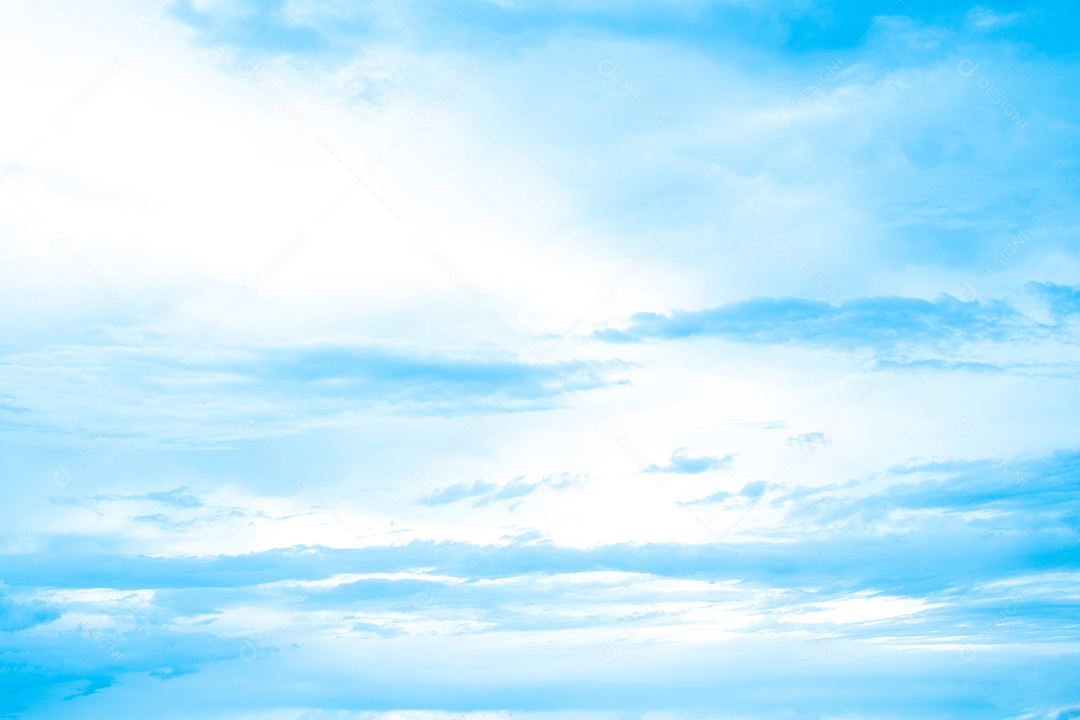 lindas nuvens brancas macias no céu azul perfeito para o fundo, estação chuvosa