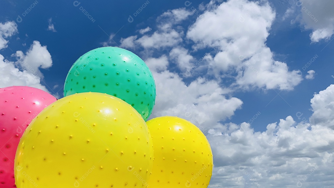 Balões coloridos sobre ar livre