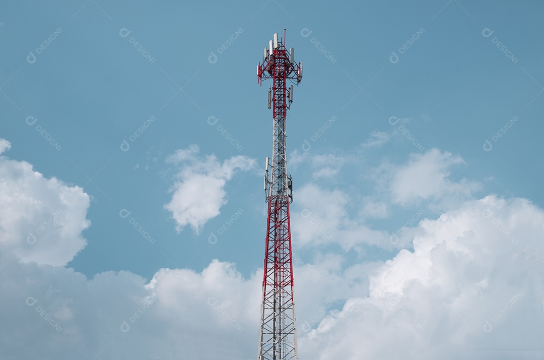 Torre sobre alto céu azul nuvens