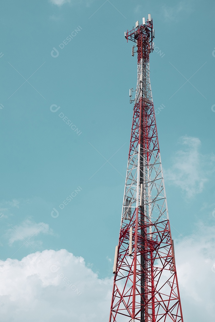Torre sobre alto céu azul nuvens
