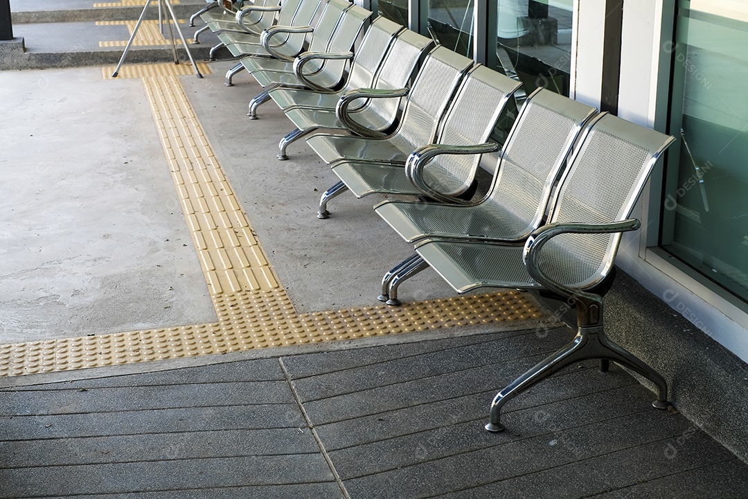 Cadeiras sobre lugares públicos