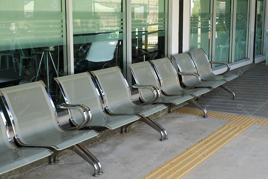 Cadeiras sobre lugares públicos