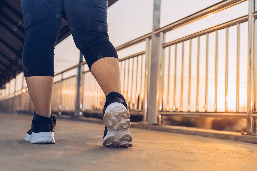 Exercício de caminhada de mulher no viaduto