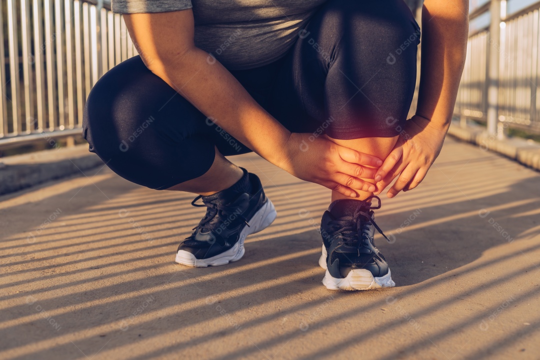 Mulher fazendo massagem nas pernas na passarela