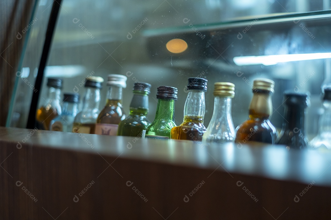 Garrafas com xaropes para misturar