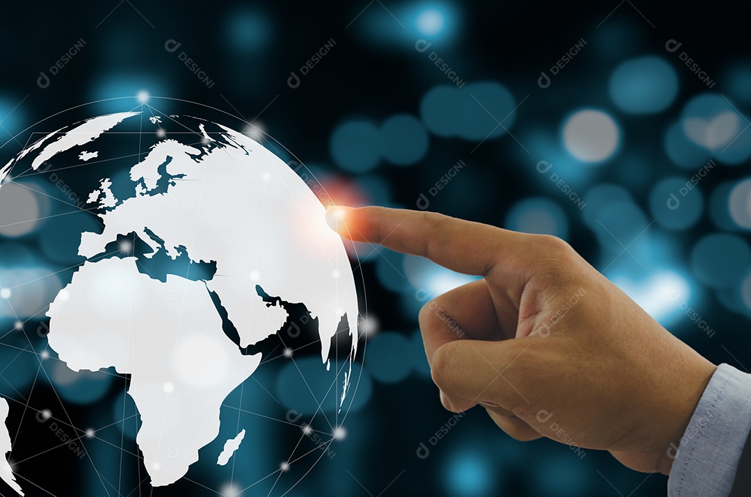 Homem de negócios experimenta o mundo virtual com conexão de rede global e conceito de tecnologia de big data.