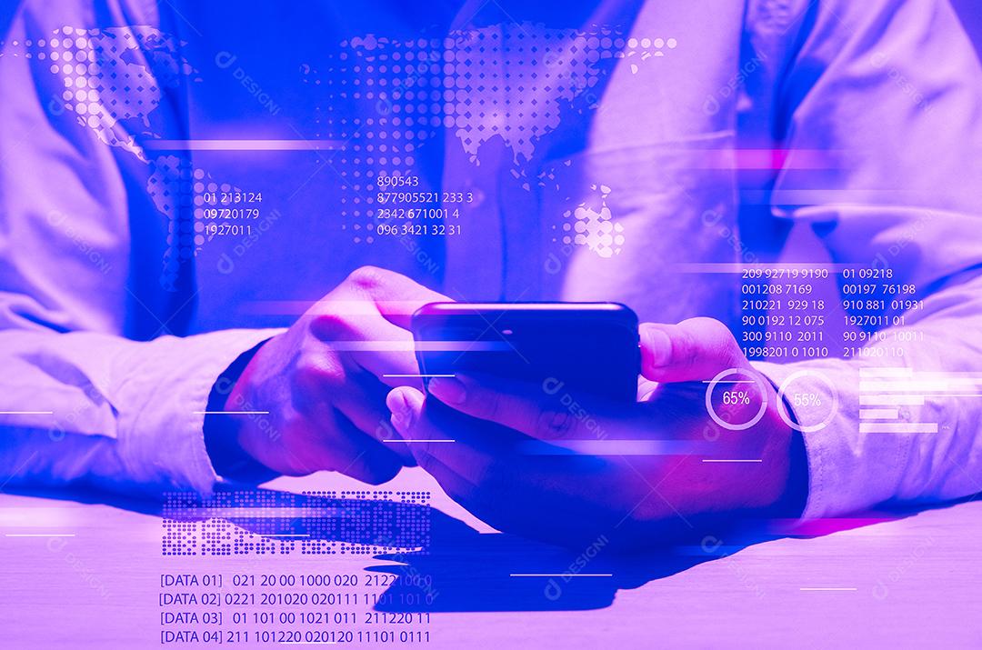 Mão masculina segurando um telefone celular, mídia social, compras online