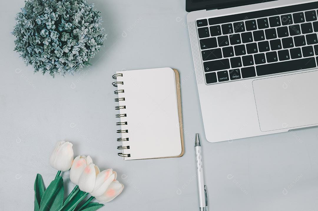 Flor de bloco de notas em branco de vista superior e lápis na mesa. postura plana com espaço de cópia do escritório de mesa.