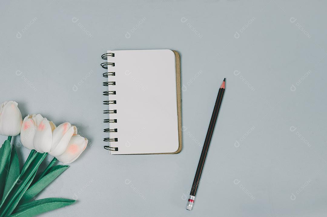 Flor de bloco de notas em branco de vista superior e lápis na mesa. postura plana com espaço de cópia do escritório de mesa.