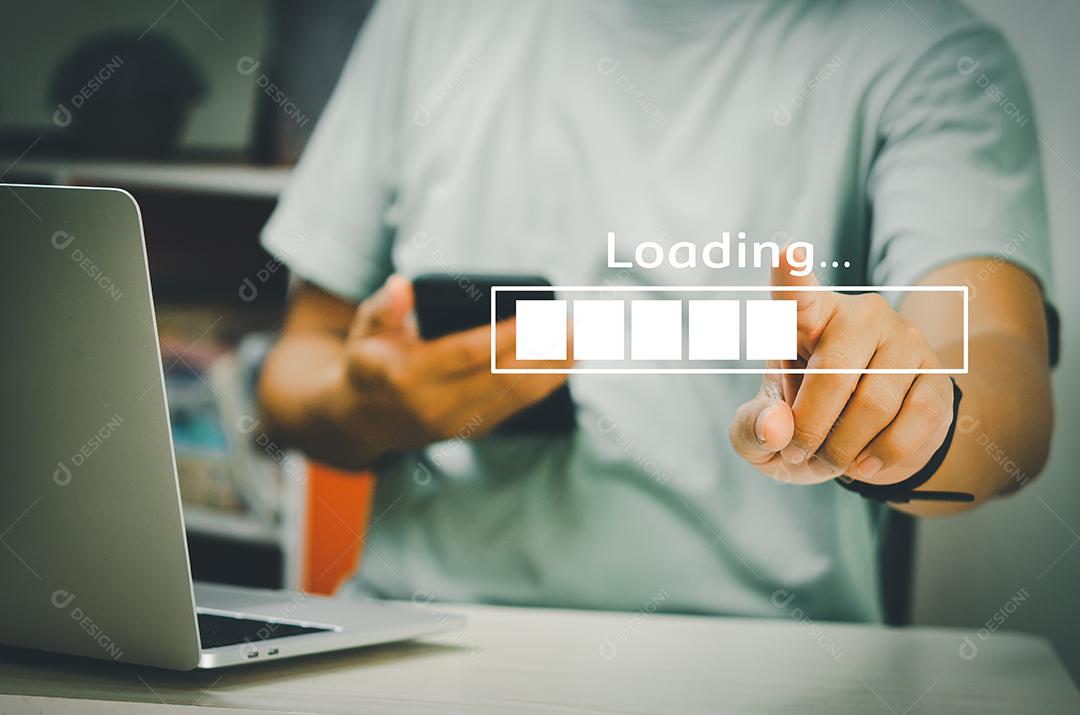 Homem de negócios aponte a mão para o conceito de tecnologia virtual.