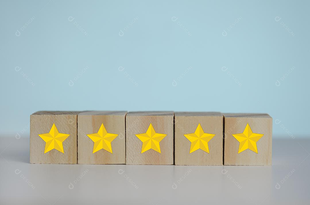 Cubos de madeira com símbolo de estrela cinco amarela no espaço de fundo