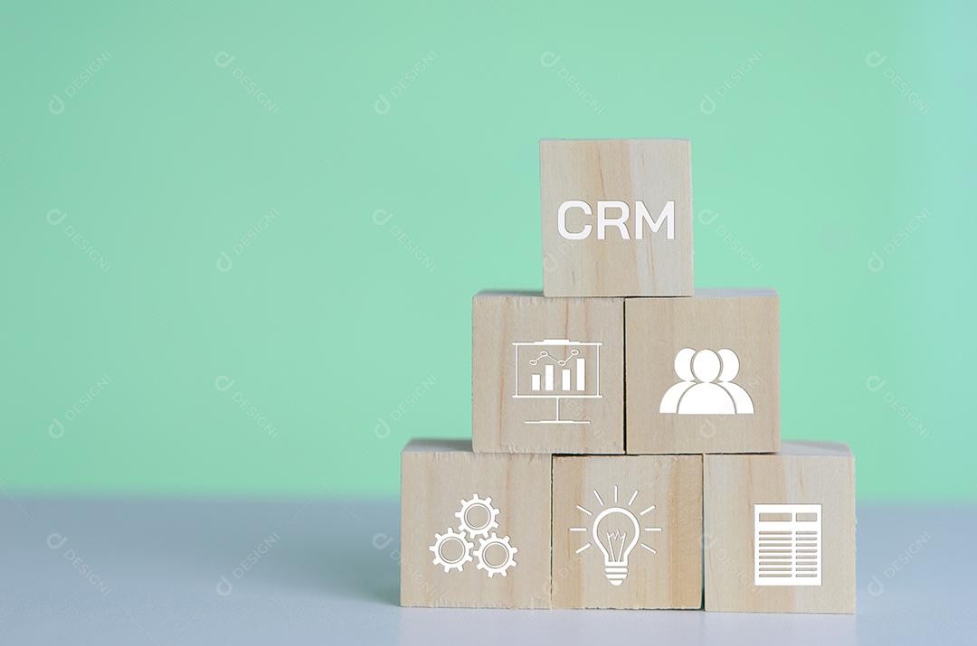 Cubos de madeira com CRM Automação de gerenciamento de relacionamento com o cliente