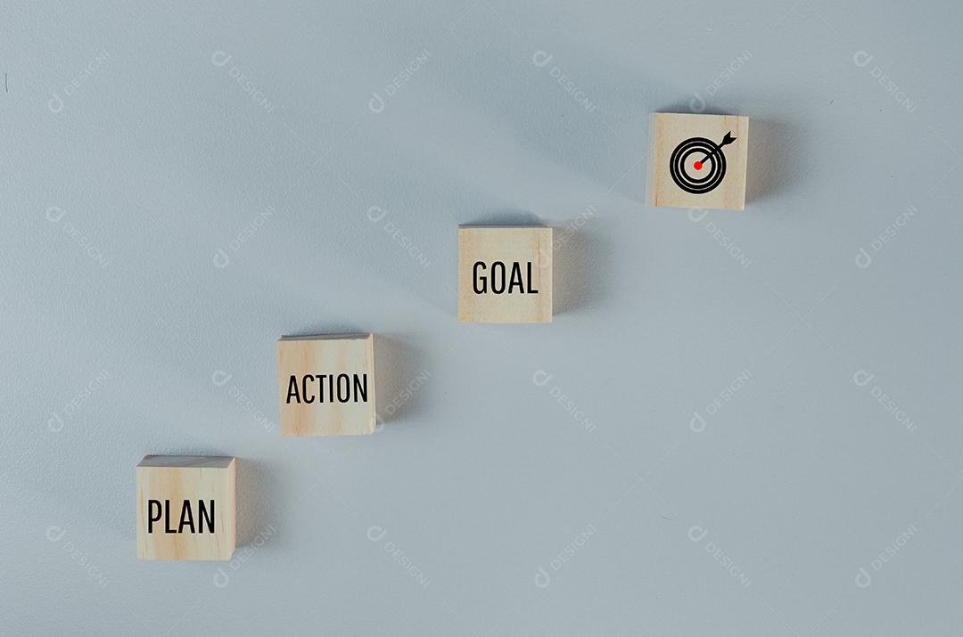 Cubos de madeira com símbolo de objetivo de ação de plano no espaço de fundo e cópia. Conceitos de negócios.