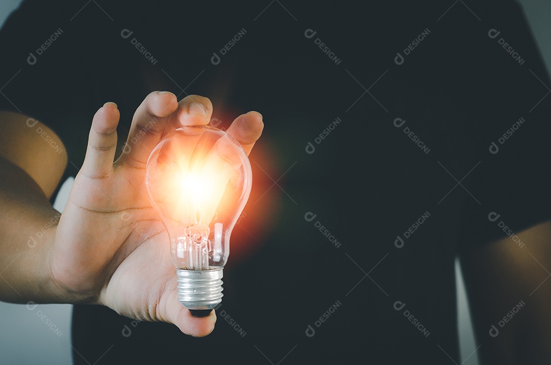 Empresário, segurando a lâmpada, criatividade e inovação, sucesso