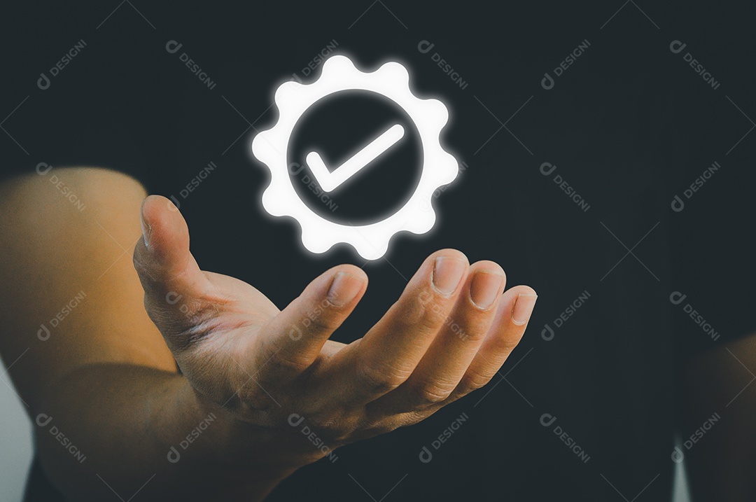 A mão mostra o sinal da garantia de garantia de qualidade do serviço superior