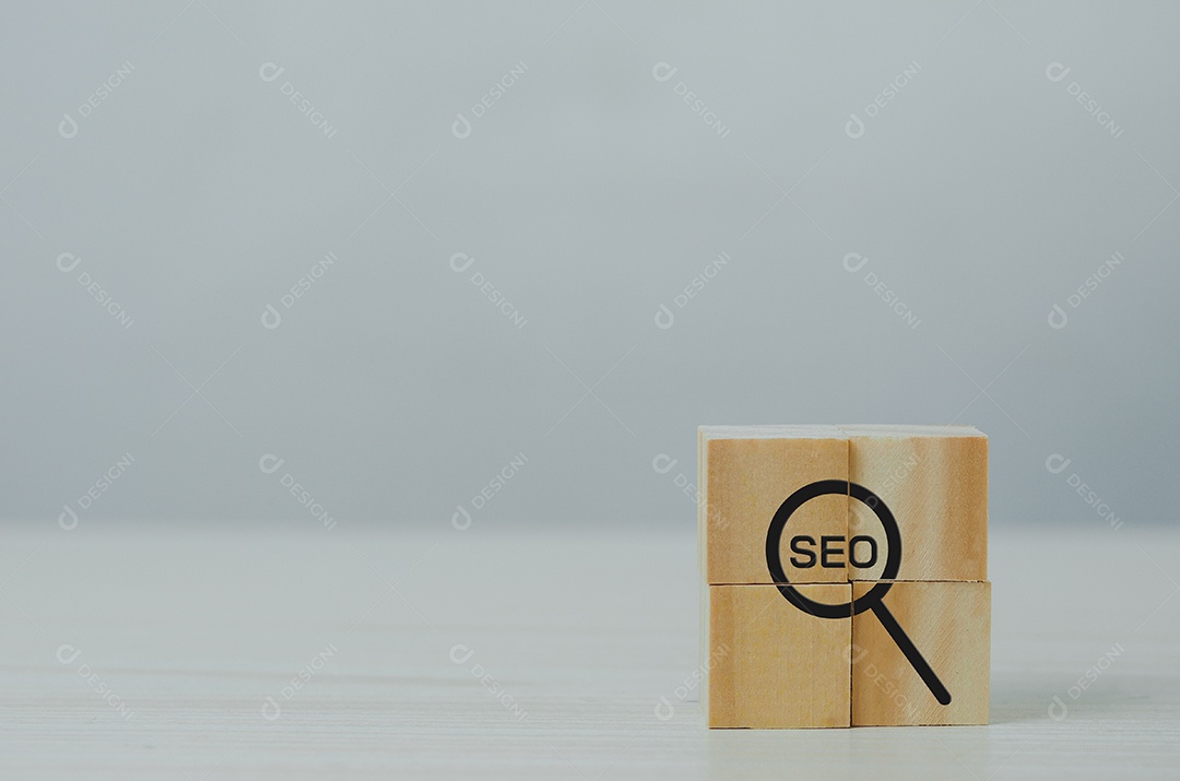 Cubo de madeira com ícone de lupa e sigla SEO. Estratégia de Marketing Digital SEO Conceitos de classificação de otimização de mecanismos de pesquisa.